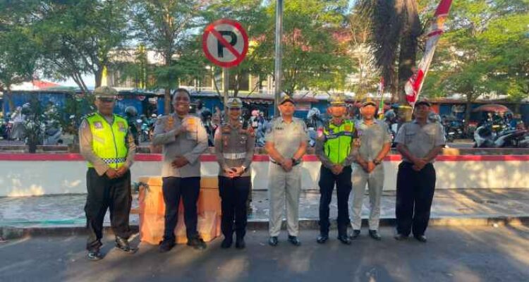 Satlantas Polres Ternate Pasang Larangan Parkir di Depan Pasar Higienis