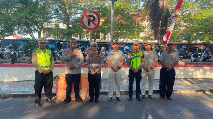 Satlantas Polres Ternate Pasang Larangan Parkir di Depan Pasar Higienis